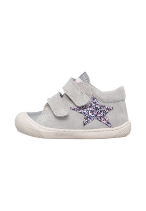 Chaussures pour enfants en suede gris avec un embout en métal argenté, deux brides et une étoile en paillettes rose sur le côté. Semelle en caoutchouc avec une finition texturée.