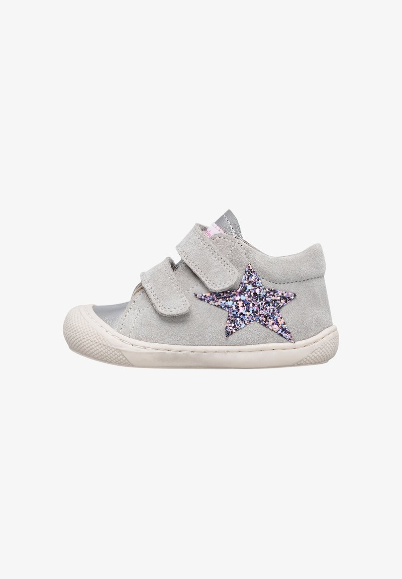 Scarpe per bambini in suede grigio con punta argentata, due cinturini e una stellina glitter rosa sul lato. Suola in gomma con finitura testurizzata.