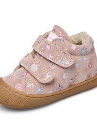 Scarpe per bambini in suede rosa con stampa floreale, doppie chiusure a Velcro e suola in gomma. Fodera morbida e design con punta arrotondata.