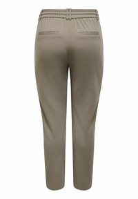 Spodnie o kolorze taupe, zwężane, z elastycznym paskiem w talii i dwoma tylnymi kieszeniami z patkami, widoczne z tyłu na białym tle.