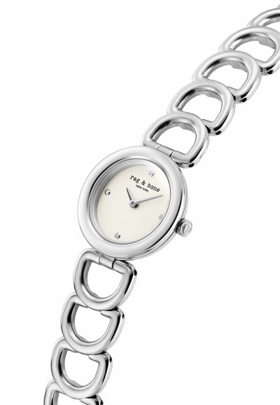 Silberne Armbanduhr mit ovalem Zifferblatt, minimalistischem Ziffernblatt und Gliederarmband mit gebogenen, hohlen Metallabschnitten.