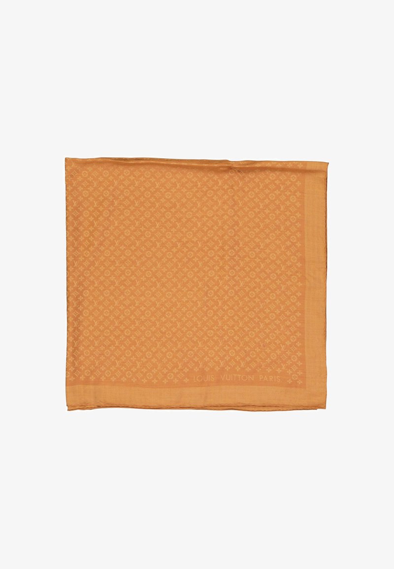 Foulard carré orange avec un motif monogramme Louis Vuitton subtil et texte "LOUIS VUITTON PARIS" sur un bord.