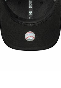 Schwarze New Era 9FORTY Baseballmütze, von unten betrachtet, mit einem holografischen Echtheitsaufkleber der Major League Baseball auf dem Schirm.