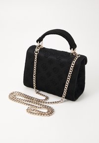 Borsa in tessuto nero con motivo in rilievo. Presenta una maniglia corta sulla parte superiore e una lunga tracolla in catena argentata. Forma rettangolare compatta.