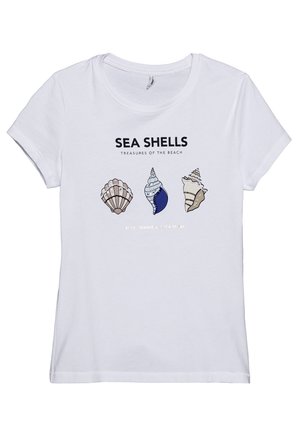 Biała koszulka z okrągłym dekoltem, na której znajdują się ilustracje trzech muszli oraz napis „SEA SHELLS TREASURES OF THE BEACH” nad nimi.