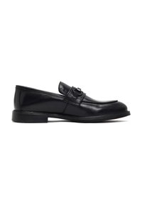 Schwarze Lederloafers mit glatter Textur, geschwungener Form, einem Riemendetail über dem Obermaterial und einer niedrigen, stabilen Sohle.
