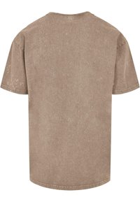 Kortærmet t-shirt i en lys brun farve med en tekstureret, falmet overflade. Lige kant og rund halsdesign. Ingen synlige logoer eller mønstre.