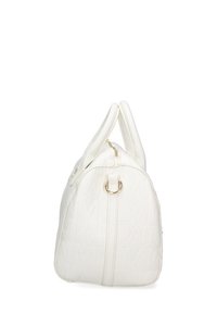 Borsa sintetica bianca con logo impresso, forma rotonda, doppio manico superiore e chiusura con zip. Presenta un anello decorativo dorato.