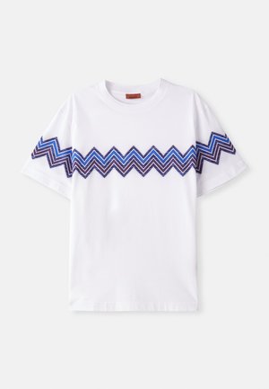 T-shirt en coton blanc à manches courtes avec un motif en zigzag bleu et violet sur la poitrine. Encolure ras du cou classique, coupe décontractée.