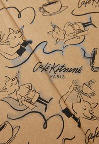 Brunt papir med svart illustrasjoner av rever med kaffekopper, virvler, og teksten "Café Kitsuné PARIS." Glatt matt tekstur.