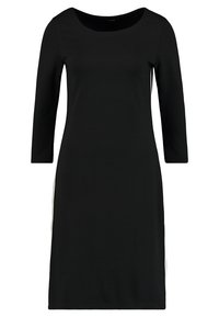 Svart klänning gjord av slät tyg, med rundad halsringning, trekvartsärmar och sidoband i kontrasterande färg.