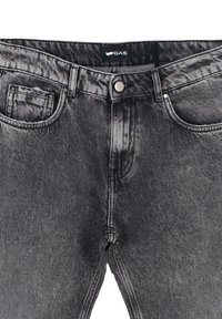 Jeans in denim grigio con un classico design a cinque tasche, chiusura con bottone in metallo e una sottile texture distressed su tutta la superficie. Etichetta del marchio visibile in vita.