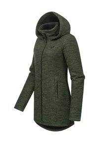 Roheline kapuutsiga jope tekstuurse kangaga, millel on ees lukuga kinnitus, küljetaskud ja pikem seljaosa. Rinnal on logo.