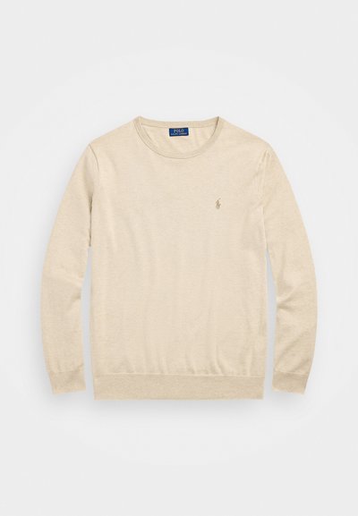 Smėlinis ilgas rankovėmis megztinis, pagamintas iš minkštos medžiagos, su apvalia iškirpte ir mažu logotipu kairėje krūtinės pusėje. Standartinio kirpimo, su įaugtais raukiniais ant rankogalių.