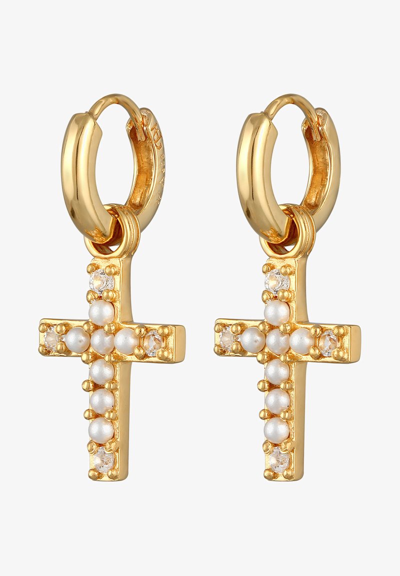 Guldtonede hoop øreringe med korsdangle, prydet med små hvide perler og klare sten. Glat metaloverflade med blanke accenter.