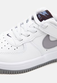 Nike Sportswear FORCE 1 LOW EASYON - Baskets basses - white/burgundy ash/royal pulse/ cement grey