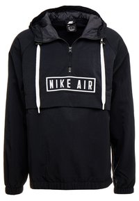 Černá Nike Air pulovrová bunda s půlzipem vpředu, bílým logem, nastavitelnými šňůrkami a elastickými manžetami; lehká, texturovaná látka.