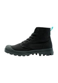 Bottines noires en toile avec semelle en caoutchouc texturé, fermeture à lacets à l'avant, tirant contrastant en teal et bout renforcé.