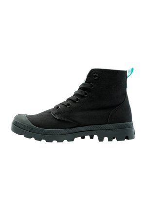 Bottines noires en toile avec semelle en caoutchouc texturé, fermeture à lacets à l'avant, tirant contrastant en teal et bout renforcé.