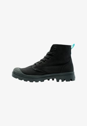 Bottines noires en toile avec semelle en caoutchouc texturé, fermeture à lacets à l'avant, tirant contrastant en teal et bout renforcé.