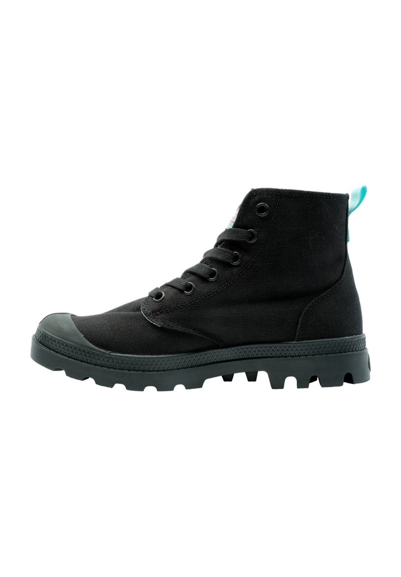 Bottines noires en toile avec semelle en caoutchouc texturé, fermeture à lacets à l'avant, tirant contrastant en teal et bout renforcé.