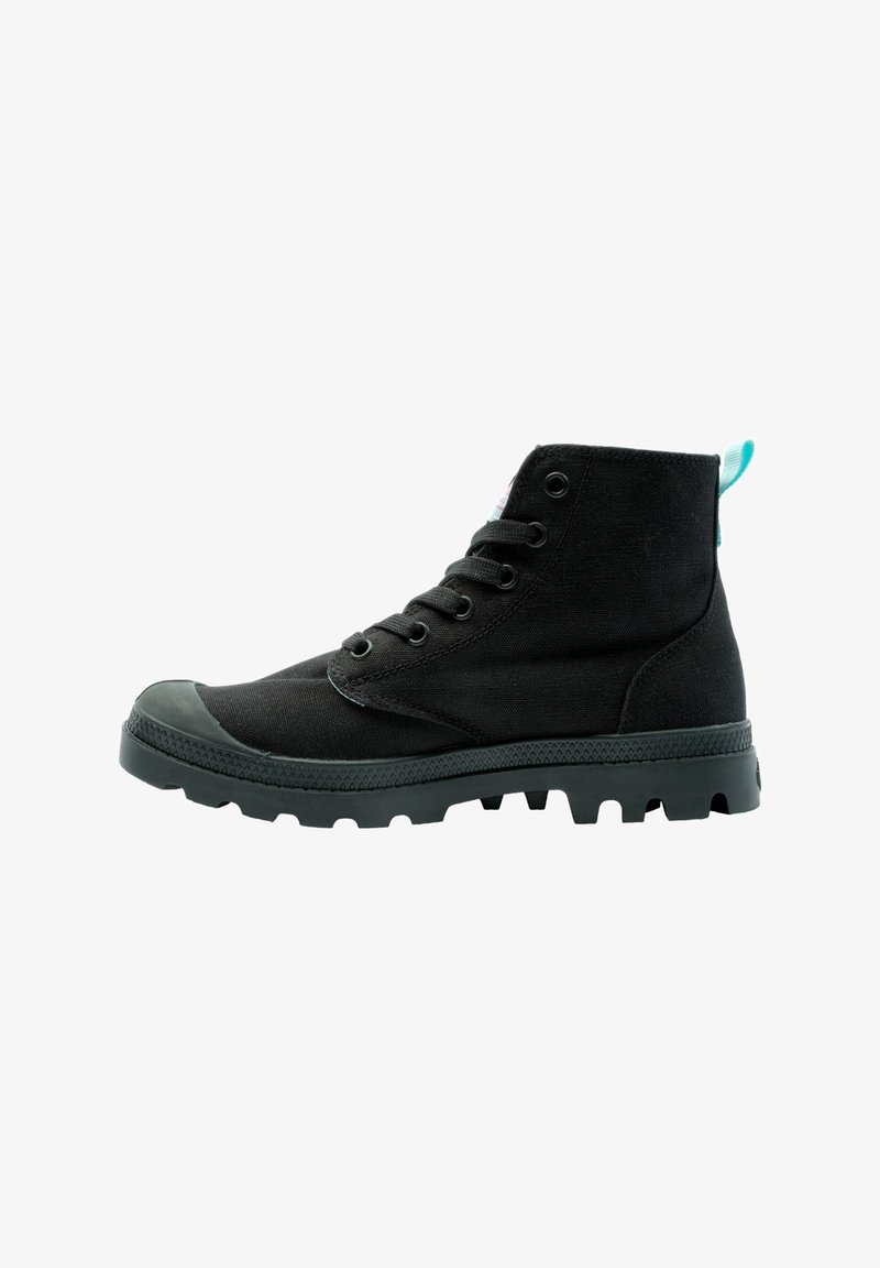 Bottines noires en toile avec semelle en caoutchouc texturé, fermeture à lacets à l'avant, tirant contrastant en teal et bout renforcé.