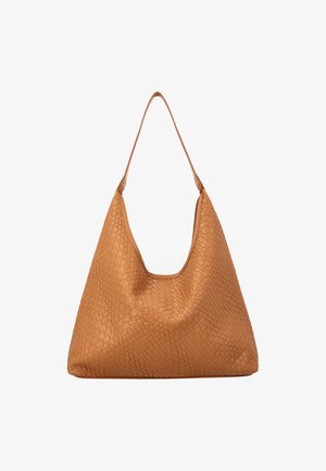Kožená taška přes rameno v barvě koňaku s tkanou strukturou a jediným širokým popruhem, měkký, volný tvar a zakřivený horní otvor.