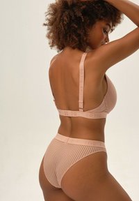 ESOTIQ OSOM piaskowy