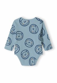 Svijetloplavi bodysuit dugih rukava s rebrastom teksturom i ponavljajućim uzorkom lica lavova zatvorenim u krugovima.