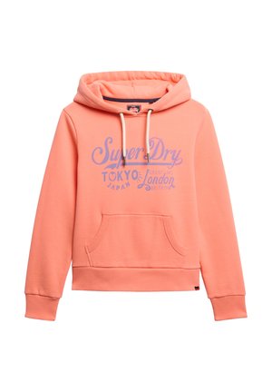 Koralfarvet hoodie med en frontlomme, snørrehætte og grafisk tekstdesign i lilla. Blødt materiale med ribbede manchetter og kant.