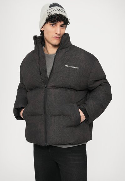 Sort dunjakke med tekstureret mønster, lynlåslukning, høj krave og sidelommer. Branding synlig på brystet.