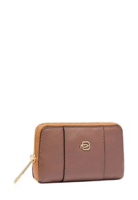 Porta chiavi in pelle marrone con cerniera a tutto giro in metallo color oro e piccolo dettaglio logo metallico sul davanti.