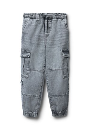 Pantaloni cargo in denim grigio con vita elastica, cordino e multiple tasche laterali. Presentano una vestibilità affusolata e un tessuto texturizzato.