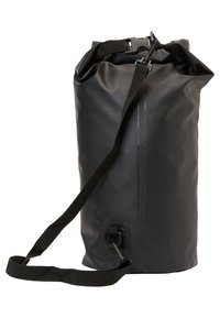 Bolsa impermeable negra hecha de material duradero, con cierre enrollable, correa ajustable y punto de sujeción de hardware lateral.
