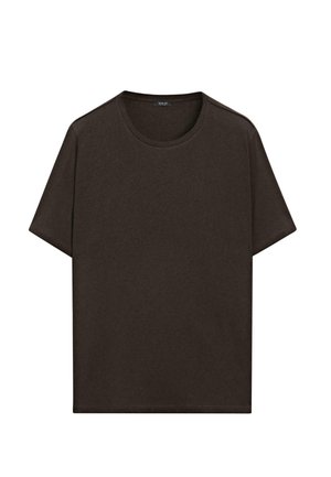 Dunkelbraunes Baumwoll-T-Shirt mit kurzen Ärmeln und Rundhalsausschnitt, schlichtes Design, flach auf weißem Hintergrund liegend.