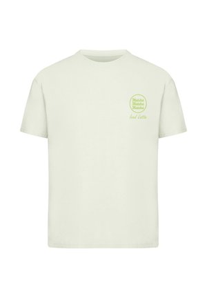 Heledat puuvillane T-särk, millel on ümara kujundiga tekst "Matcha Matcha Matcha" ja "Iced Latte", trükitud tumedamas rohelises.