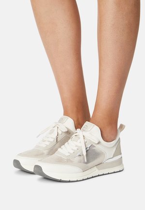 Béžové sportovní boty z prodyšné a nubukové kůže, se šněrováním, polstrovaným límcem a reflexními akcenty; texturovaná gumová podrážka.