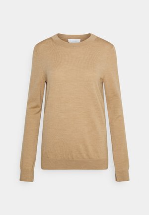 Beige trui met lange mouwen en ronde hals, voorzien van geribbelde manchetten en zoom, afgebeeld op een witte achtergrond.