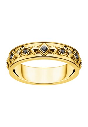 Goldener Ring mit geometrischen Mustern und kleinen schwarzen quadratischen Edelsteinen, die gleichmäßig um das Band verteilt sind.