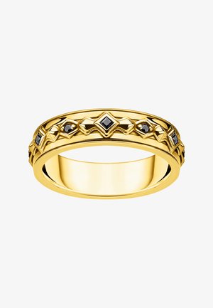 Goldener Ring mit geometrischen Mustern und kleinen schwarzen quadratischen Edelsteinen, die gleichmäßig um das Band verteilt sind.
