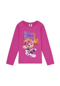 Langarm-Pink T-Shirt mit einem Cartoon-Hund in einem Superhelden-Outfit, mit dem Satz "REACH FOR THE SKY" in bunten Buchstaben.