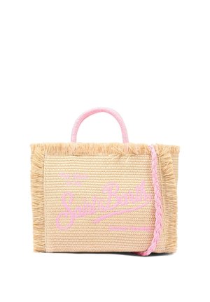 Prostokątny tkaniny koszyk ze słomy z frędzlami na krawędziach, różowy pleciony pasek na ramię, różowa rączka i różowy napis „Saint Barth” z przodu.