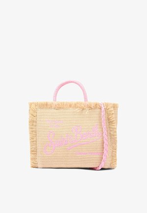 Prostokątny tkaniny koszyk ze słomy z frędzlami na krawędziach, różowy pleciony pasek na ramię, różowa rączka i różowy napis „Saint Barth” z przodu.