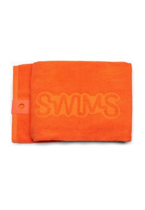 Lyseorange foldet håndklæde med ordet "SWIMS" præget med store bogstaver tværs over midten.