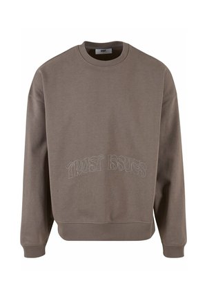 Barna pulóver, puha anyagból készült, kerek nyakkal, hosszú ujjal és elöl fehér színű "Trust Issues" hímzéssel.