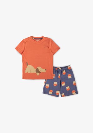 T-shirt in cotone arancione a maniche corte con un design di un cane giocoso. Abbinato a pantaloni corti blu, decorati con ciotole per cani in arancione e beige.