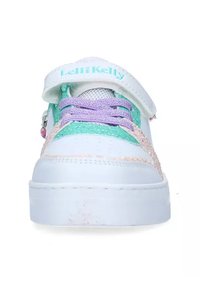 Sneaker bianco per bambini con accenti in menta pastello e lavanda, dotata di un design scintillante, linguetta in rete e chiusura con strap regolabile.