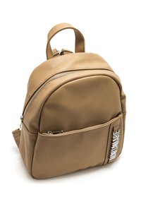 Mochila de cuero sintético color tostado con un diseño redondeado, dos compartimentos con cremallera y un bolsillo lateral con un detalle de logo blanco.