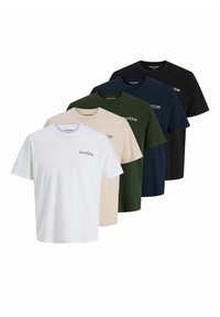 Cinco camisetas de cuello redondo exhibidas en un degradado: blanco, beige, verde, azul marino y negro. Hechas de algodón, presentan un pequeño logo en el pecho.