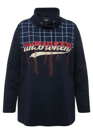 Felpa navy con colletto a cowl, con la parte superiore a quadri blu e testo rosso "UNBROKEN"; decorata con dettagli in filo arancione.